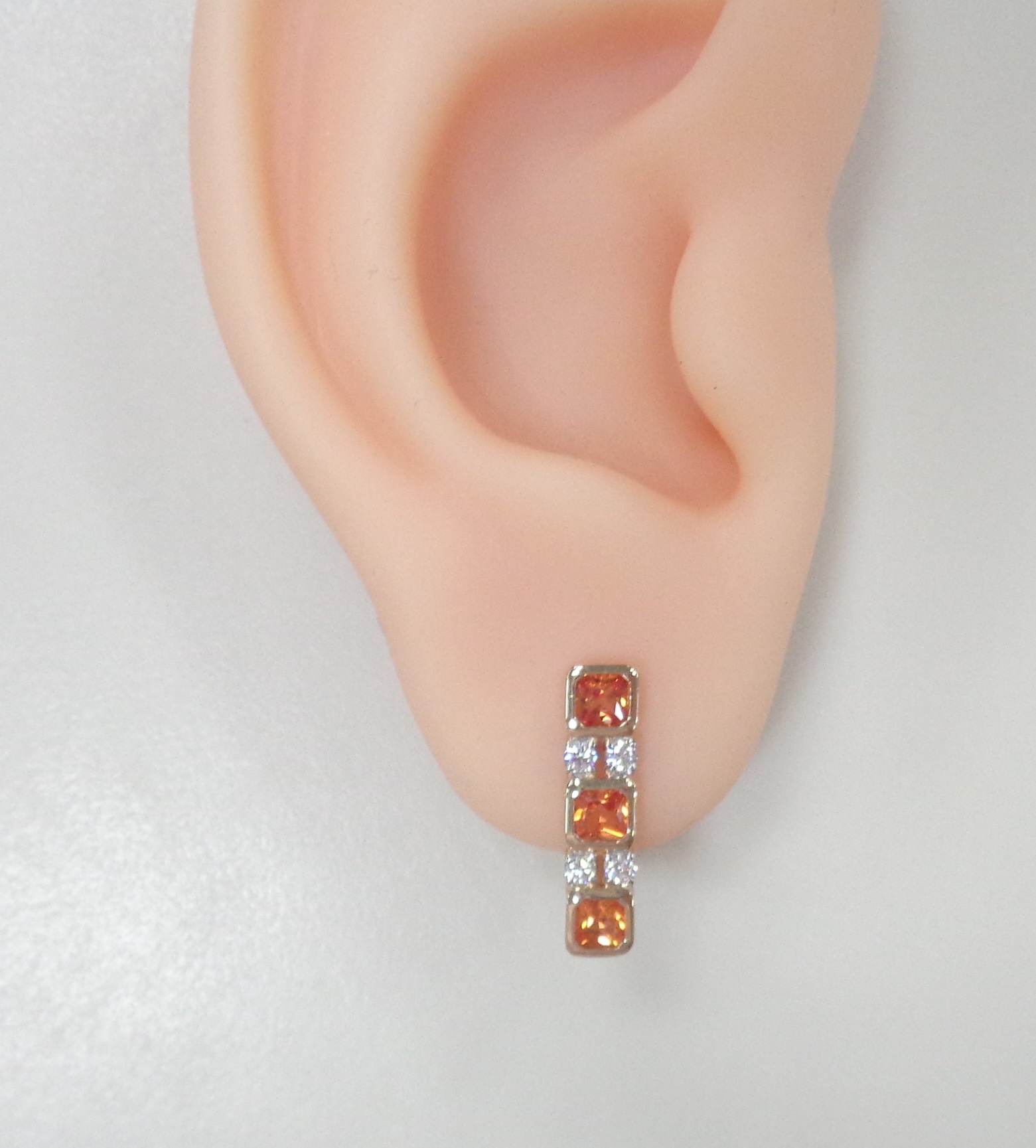 Серьги из золота с оранжевыми сапфирами